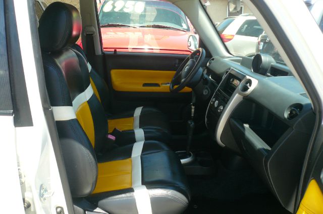 Scion xB 2004 photo 2