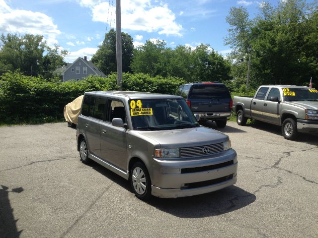 Scion xB 2004 photo 1
