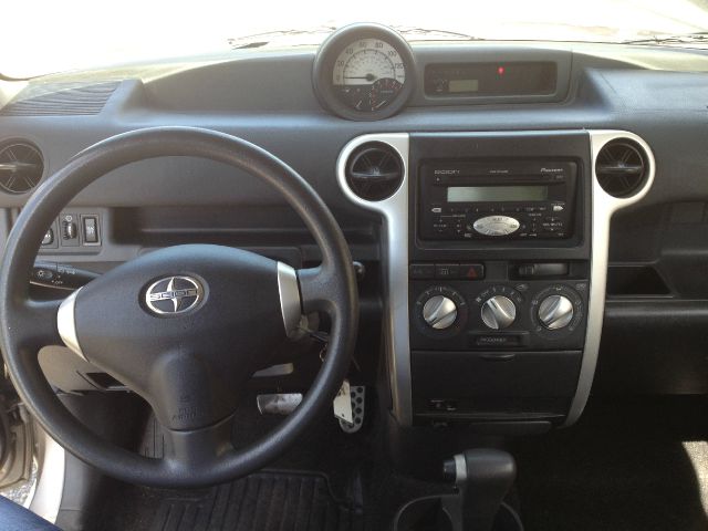Scion xB 2004 photo 13
