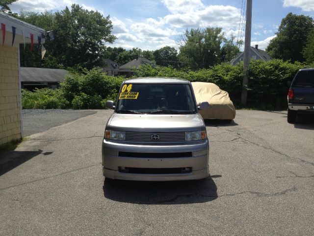 Scion xB 2004 photo 2