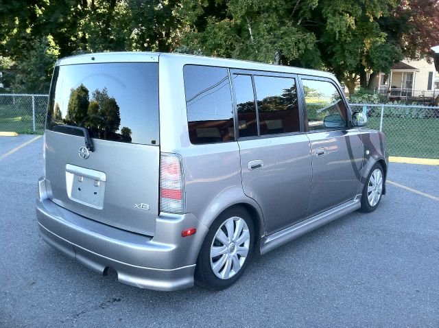 Scion xB 2004 photo 1