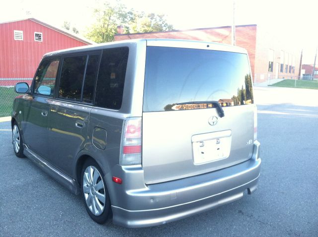 Scion xB 2004 photo 4