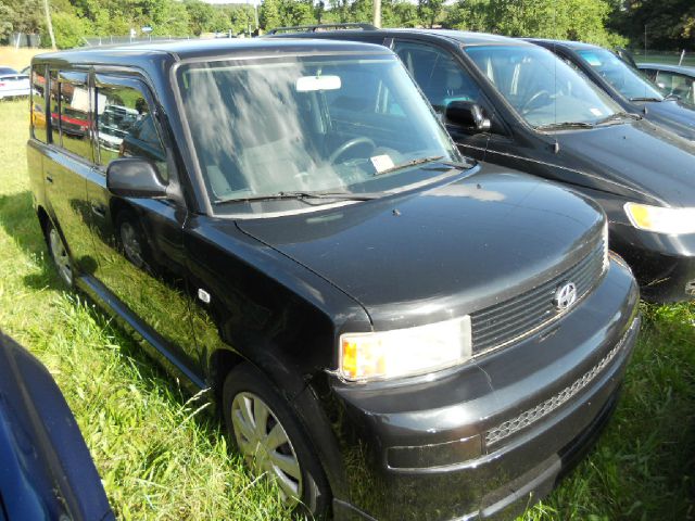 Scion xB 2004 photo 2