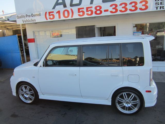 Scion xB 2004 photo 11