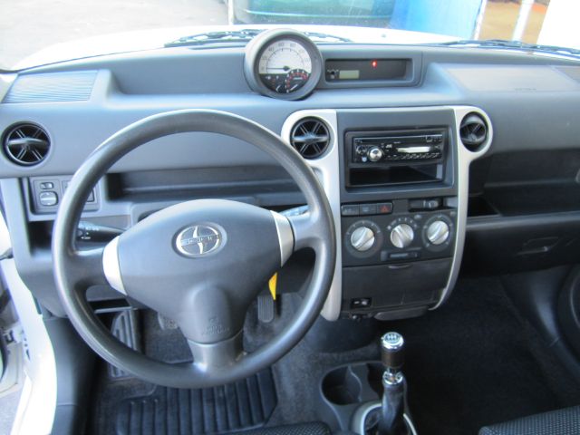 Scion xB 2004 photo 3