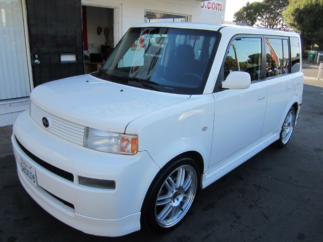 Scion xB 2004 photo 9