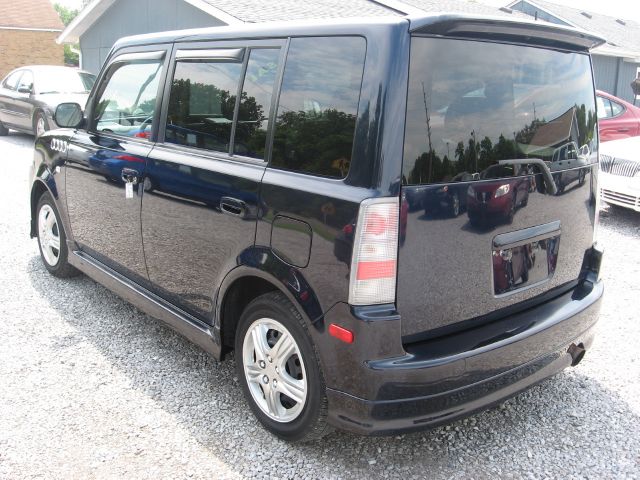 Scion xB 2005 photo 1