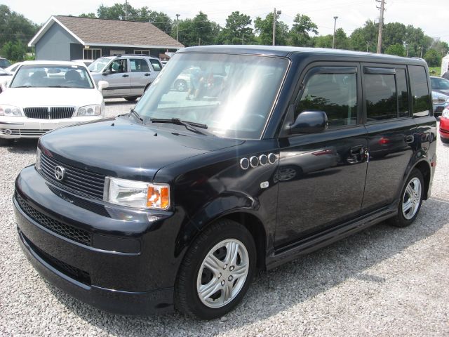 Scion xB 2005 photo 2