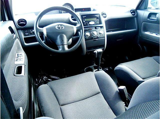Scion xB 2005 photo 2