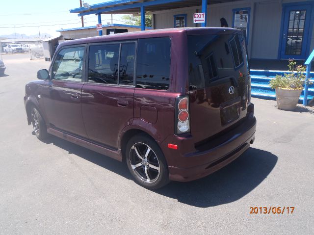 Scion xB 2005 photo 1
