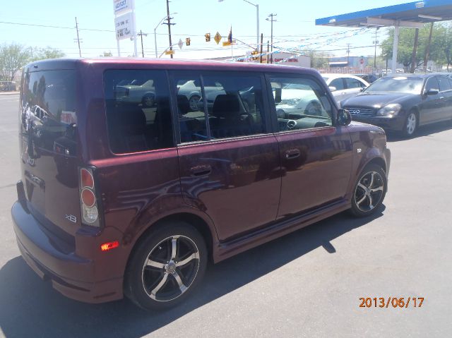 Scion xB 2005 photo 2