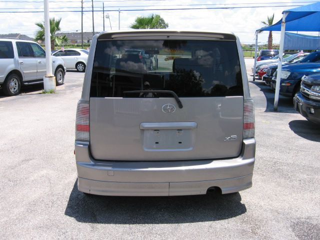 Scion xB 2005 photo 1
