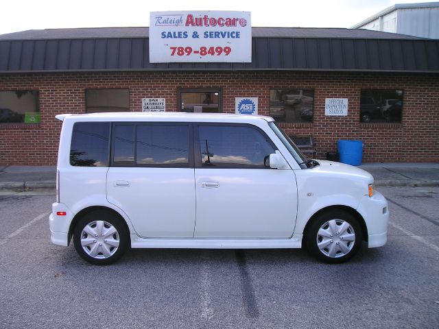 Scion xB 2005 photo 2