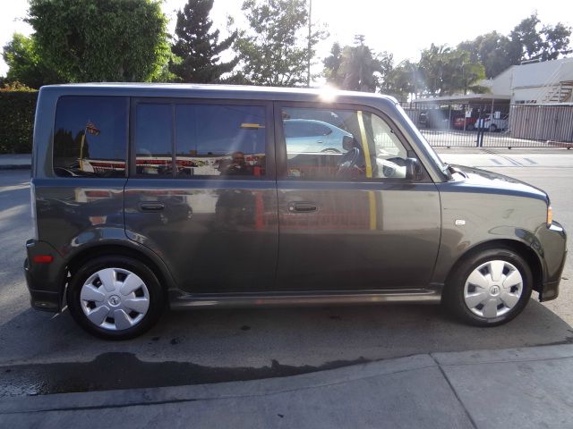Scion xB 2005 photo 3