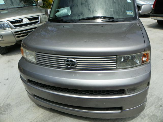 Scion xB 2005 photo 1