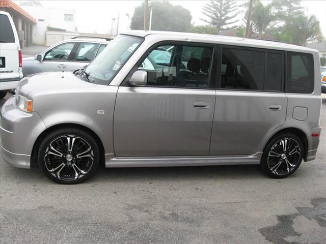 Scion xB 2005 photo 2