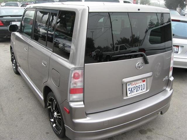 Scion xB 2005 photo 3