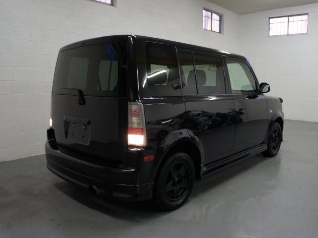 Scion xB 2005 photo 2