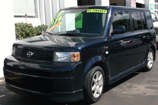 Scion xB 2005 photo 2