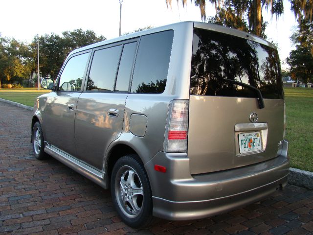 Scion xB 2005 photo 1