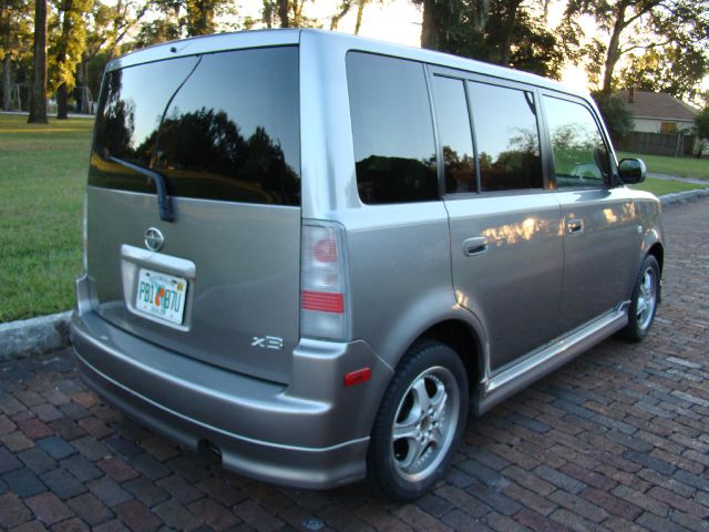 Scion xB 2005 photo 2
