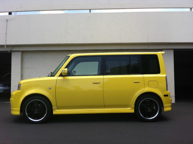 Scion xB 2005 photo 2