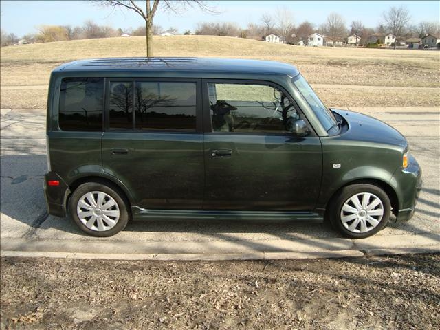 Scion xB 2005 photo 2