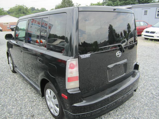 Scion xB 2006 photo 1