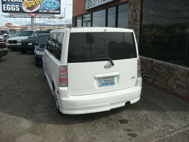 Scion xB 2006 photo 2