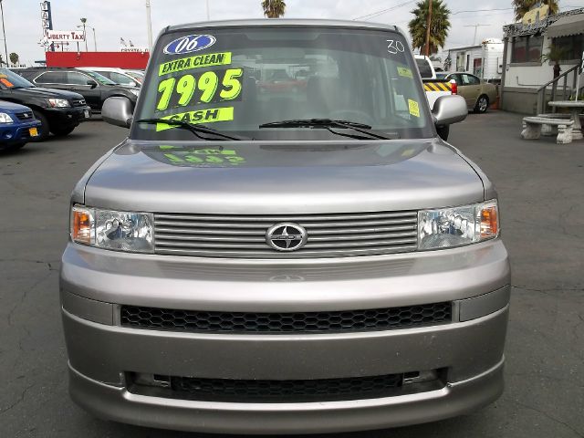 Scion xB 2006 photo 2
