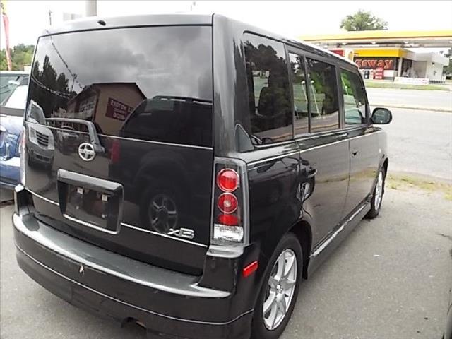 Scion xB 2006 photo 2