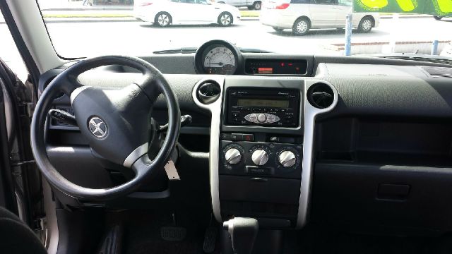 Scion xB 2006 photo 2