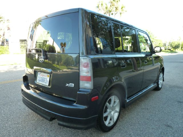 Scion xB 2006 photo 2