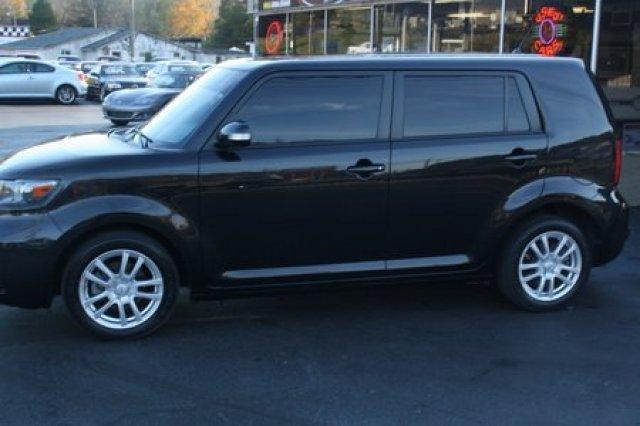 Scion xB 2010 photo 1