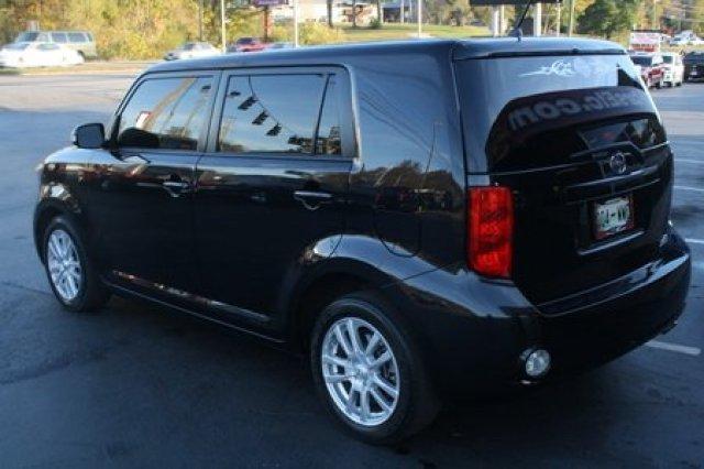 Scion xB 2010 photo 2