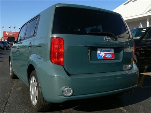 Scion xB 2010 photo 3