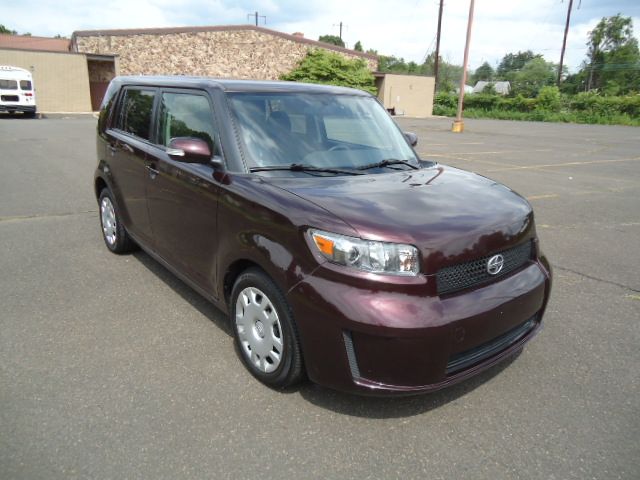 Scion xB 2010 photo 1