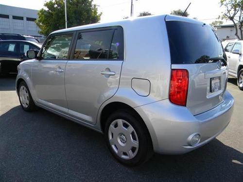 Scion xB 2010 photo 1