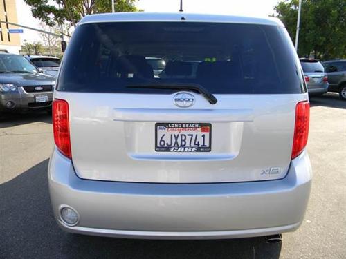 Scion xB 2010 photo 2