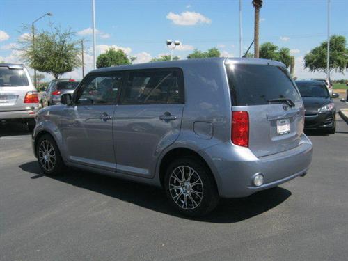 Scion xB 2010 photo 2