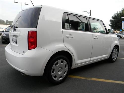 Scion xB 2010 photo 2