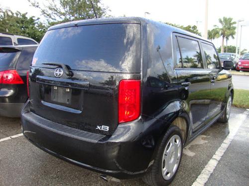 Scion xB 2010 photo 1