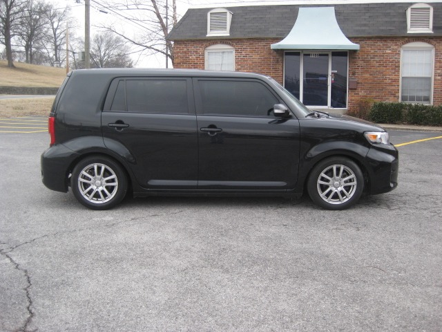 Scion xB 2011 photo 1