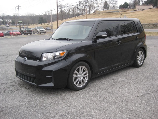 Scion xB 2011 photo 2