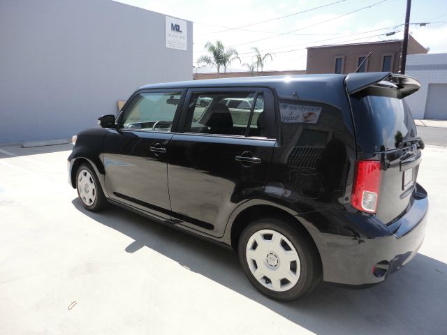 Scion xB 2011 photo 2