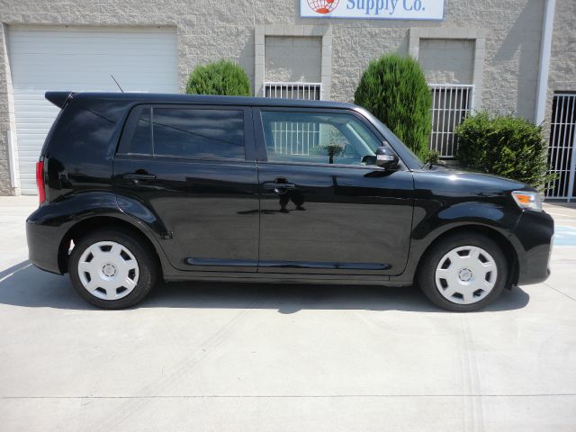 Scion xB 2011 photo 3