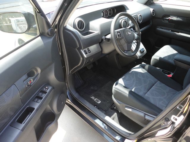 Scion xB 2011 photo 8