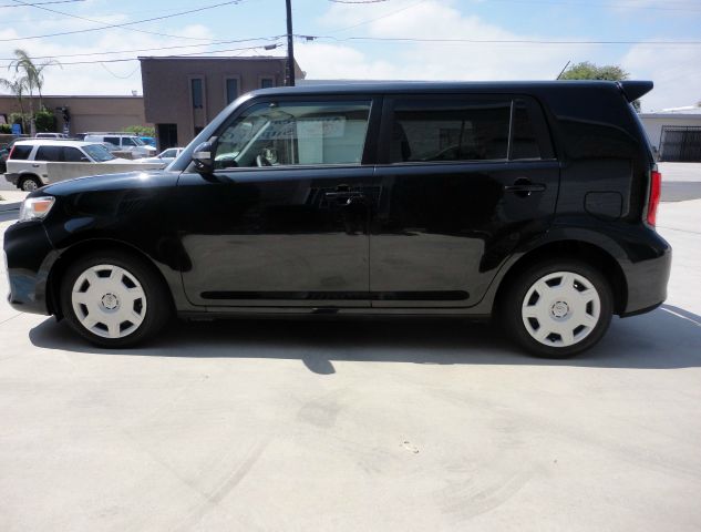 Scion xB 2011 photo 9