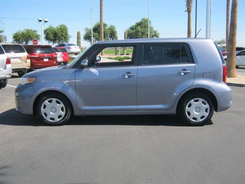 Scion xB 2011 photo 1