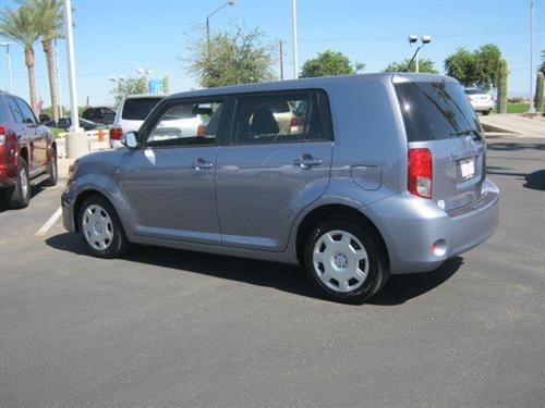 Scion xB 2011 photo 2